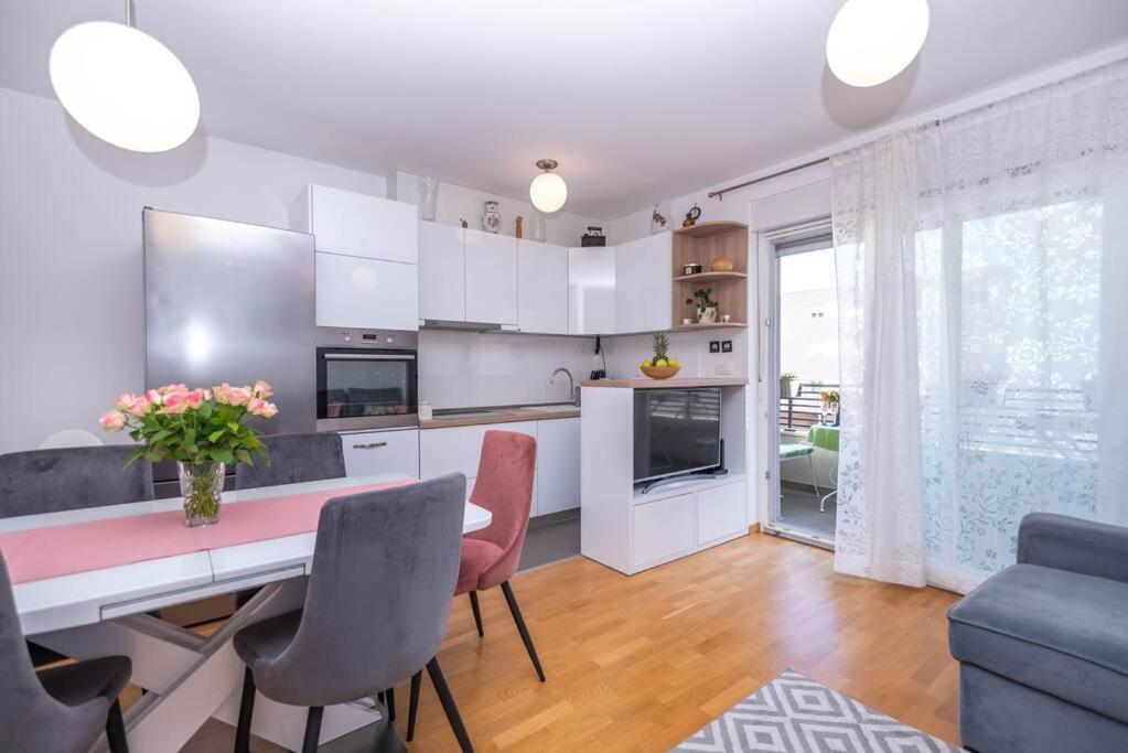 Feel Like Home Подстрана Екстериор снимка