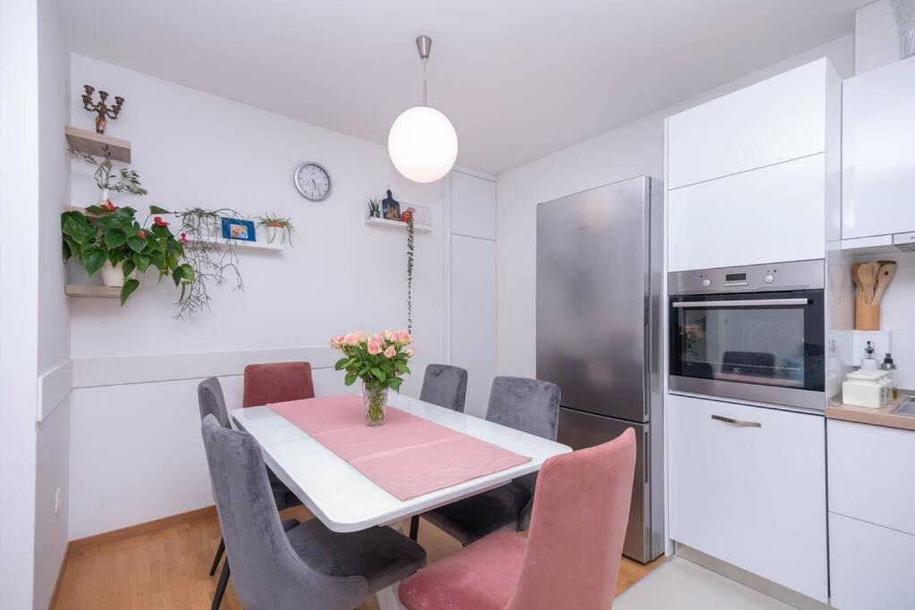 Feel Like Home Подстрана Екстериор снимка
